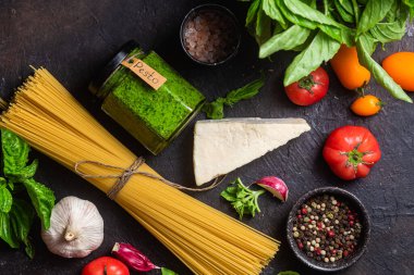 Karanlık bir arka planda çiğ spagetti.