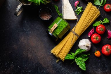 Karanlık bir arka planda çiğ spagetti.