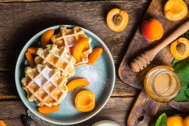 Kayısı ve bal kaplı süzme peynirli gofretler.