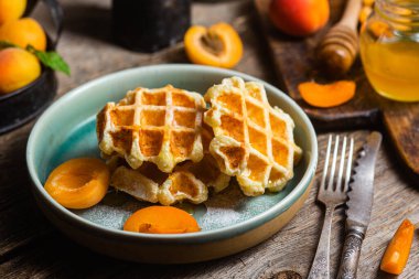 Kayısı ve bal kaplı süzme peynirli gofretler.