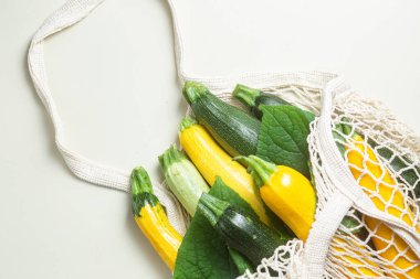 Parlak bir arka planda bir sicim torbasında kabak. Satın Al