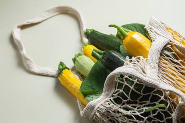 Parlak bir arka planda bir sicim torbasında kabak. Satın Al