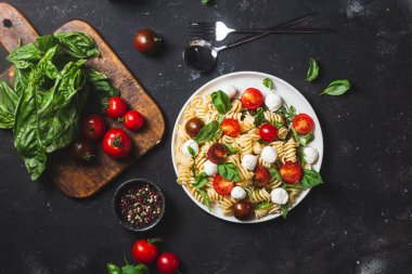 Mozzarella ve domatesli makarna. Caprese makarna.