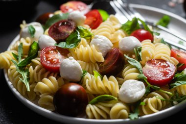 Mozzarella ve domatesli makarna. Caprese makarna.