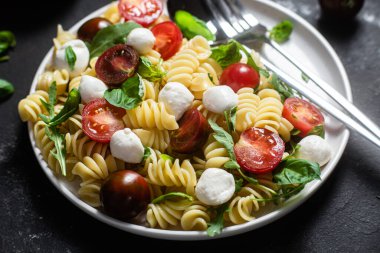 Mozzarella ve domatesli makarna. Caprese makarna.