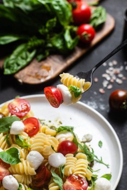 Mozzarella ve domatesli makarna. Caprese makarna.