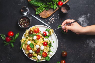 Mozzarella ve domatesli makarna. Caprese makarna.