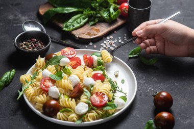 Mozzarella ve domatesli makarna. Caprese makarna.