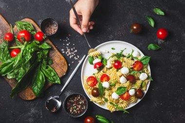Mozzarella ve domatesli makarna. Caprese makarna.