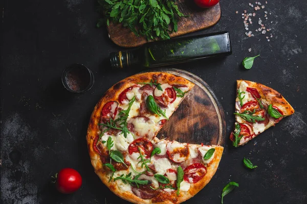 Pizza Dengan Ham Tomat Dan Mozzarella Pada Latar Belakang Gelap Stok Gambar Bebas Royalti