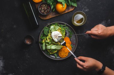 Haşlanmış yumurtalı kabaklı waffle.