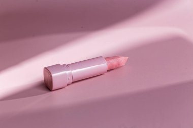 Pembe arka planda pembe inci rengi ruj.