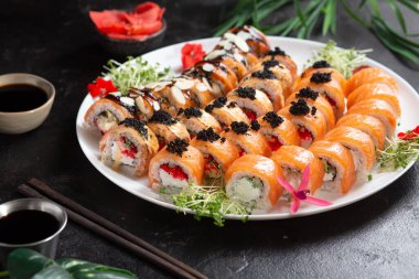 Suşi seti. Yuvarlak, farklı türde suşi tabakta..