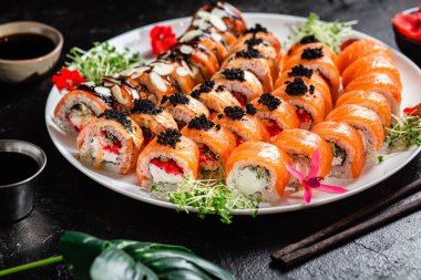 Suşi seti. Yuvarlak, farklı türde suşi tabakta..