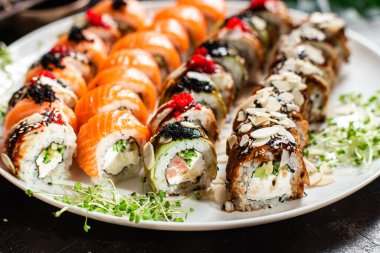 Suşi seti. Yuvarlak, farklı türde suşi tabakta..