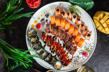 Suşi seti. Yuvarlak, farklı türde suşi tabakta..