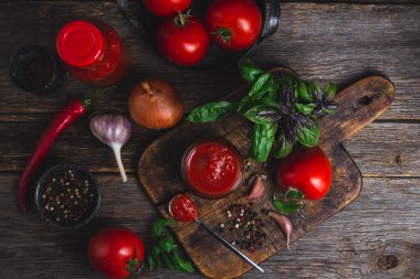 Kavanozda ketçap. Koyu arkaplanda domates sosu