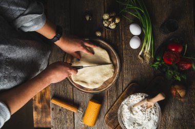 Mutfakta hamur hazırlayan kız.