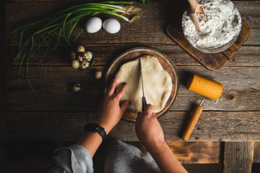 Mutfakta hamur hazırlayan kız.