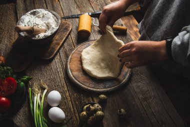 Mutfakta hamur hazırlayan kız.