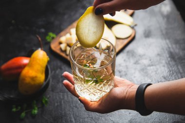 Kız armut kokteyli hazırlıyor.