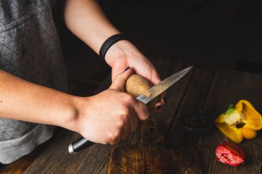 Tahtada sebze doğrayan bir kız.