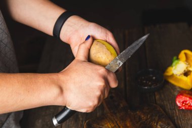 Tahtada sebze doğrayan bir kız.