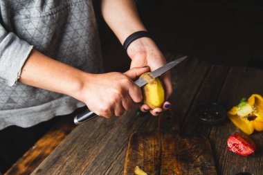 Tahtada sebze doğrayan bir kız.