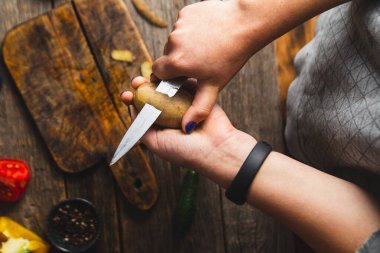 Tahtada sebze doğrayan bir kız.