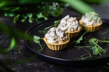 Hamur tatlısı, mantar ve somon.