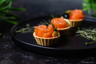 Hamur tatlısı, mantar ve somon.