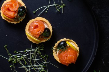 Hamur tatlısı, mantar ve somon.