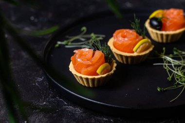 Hamur tatlısı, mantar ve somon.