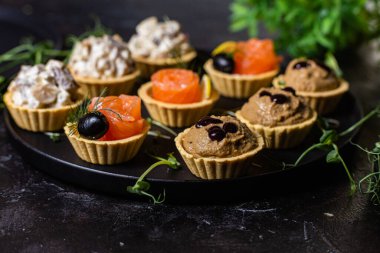 Hamur tatlısı, mantar ve somon.