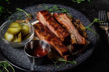 Koyu bir tabakta sosisli ızgara.