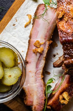 Ahşap bir tahtada ızgara domuz pirzolası ve sos.