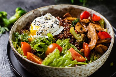 Tabakta kahvaltı var. Avokado ve marullu haşlanmış yumurta.. 