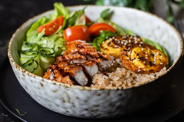 Tabakta kahvaltı var. Avokado ve marullu haşlanmış yumurta.. 