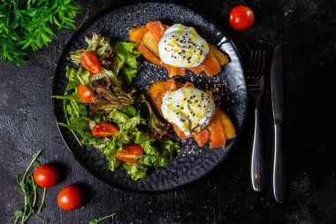 Tabakta haşlanmış yumurtalı tost. Salata.