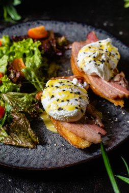 Tabakta haşlanmış yumurtalı tost. Salata.