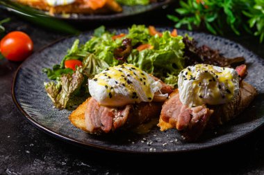 Tabakta haşlanmış yumurtalı tost. Salata.