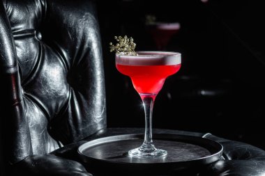 Arka planda buzlu kokteyl. Çubuk