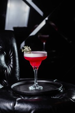 Arka planda buzlu kokteyl. Çubuk