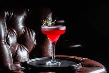 Arka planda buzlu kokteyl. Çubuk