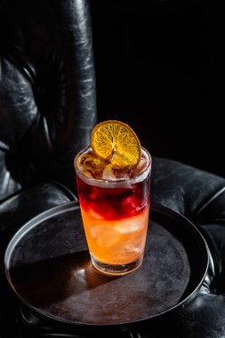 Arka planda buzlu kokteyl. Çubuk