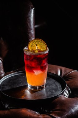 Arka planda buzlu kokteyl. Çubuk