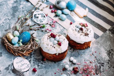 Paskalya pastası ve masada süslemeler.