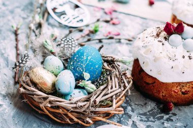 Paskalya pastası ve masada süslemeler.