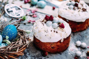 Paskalya pastası ve masada süslemeler.