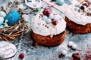 Paskalya pastası ve masada süslemeler.